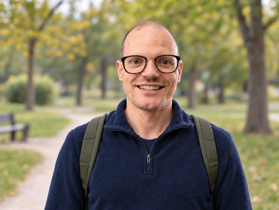 Dr. Alexander Groß in Outdoor-Kleidung mit Rucksack